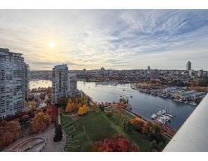 2703-638 Beach Crescent