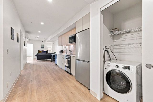 213-1529 Oxford Street