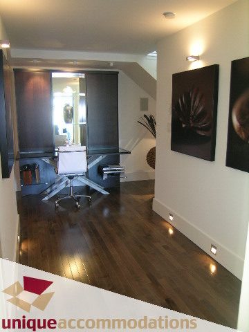 Bright living room with hardwood floors and modern art pieces. - TH F - 1111 Marinaside Crescent, Vancouver Downtown