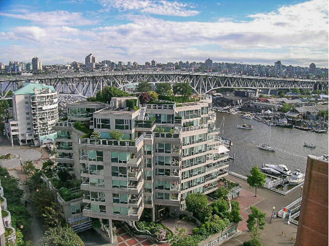 Furnished 1-bedroom + den with city view and modern decor. - 1402 - 1625 Hornby, Vancouver Downtown