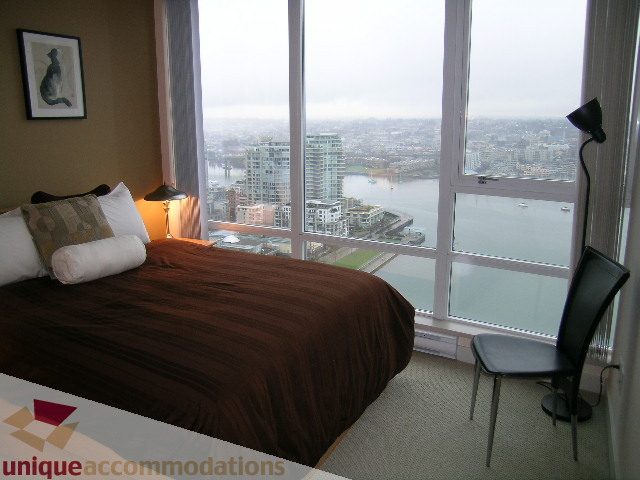 Furnished bedroom with city view and desk area. - 3101 - 1408 Strathmore Mews, Vancouver Downtown