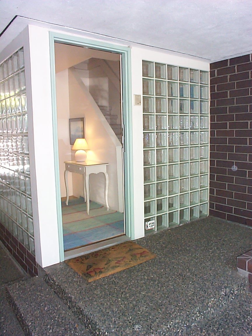 Furnished entryway with glass block walls and a small table with a lamp. - 832 West 7th Avenue, Vancouver West Side