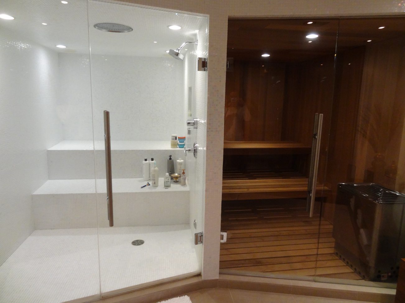 Spacious bathroom with walk-in shower and sauna. - 2898 Bellevue Avenue, West Vancouver