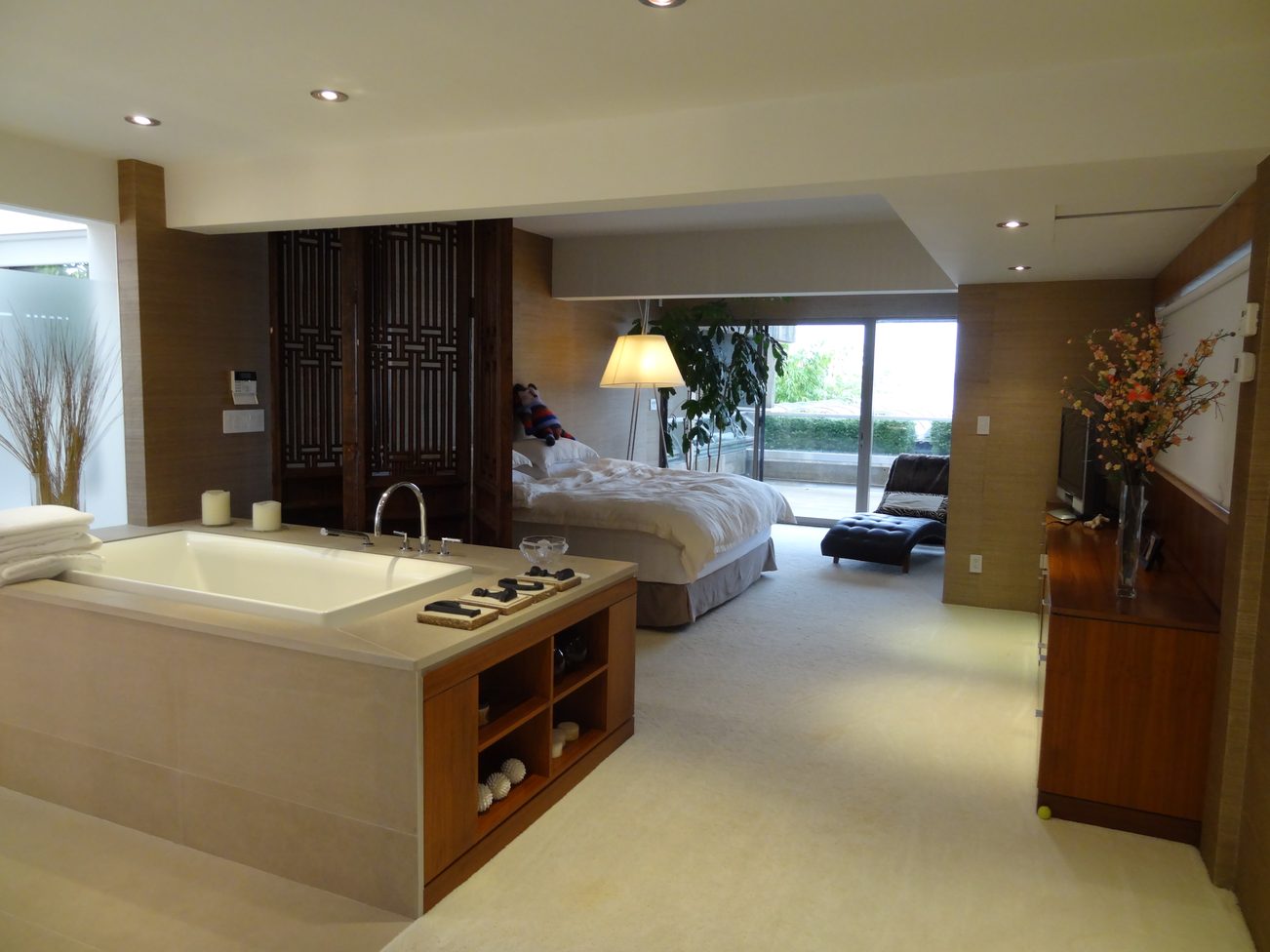 Spacious bedroom with large windows, modern furnishings, and a cozy ambiance. - 2898 Bellevue Avenue, West Vancouver