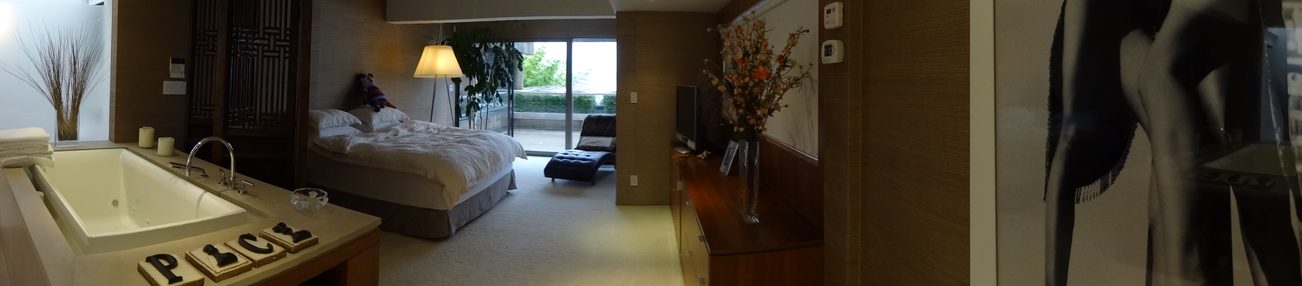 Spacious bedroom with large bathtub, modern decor, and city view. - 2898 Bellevue Avenue, West Vancouver