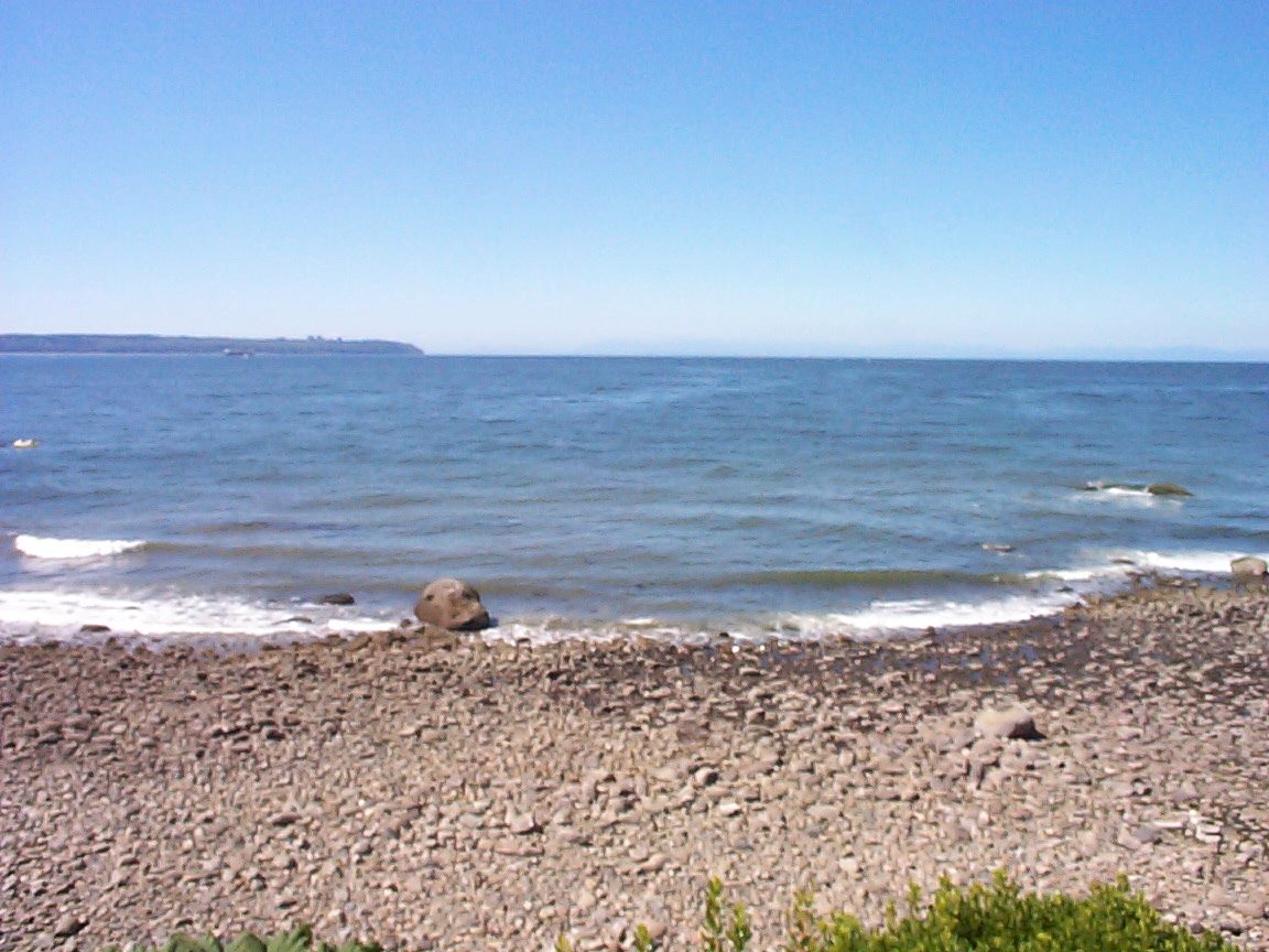 Bright beachfront with pebbled shore and ocean waves. - 2898 Bellevue Avenue, West Vancouver