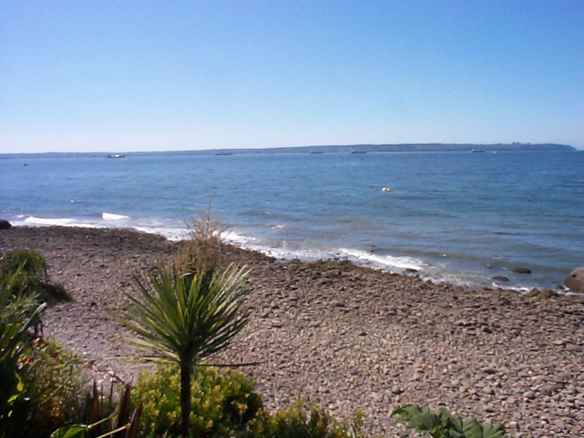 Beachfront house with pebbled shore and ocean view. - 2898 Bellevue Avenue, West Vancouver