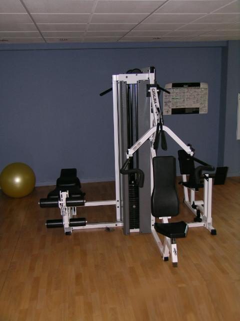 Spacious living room with modern fitness equipment and hardwood floors. - 1035 Marinaside Crescent, Vancouver Downtown