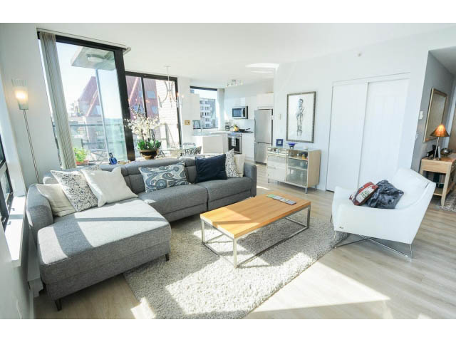 Bright living room with hardwood floors, city view, and modern furnishings. - 1804 - 1003 Burnaby Street, Vancouver Downtown