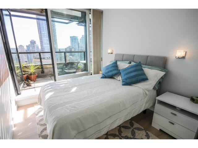 Bright, modern 1-bedroom penthouse with city view and hardwood floors. - 1804 - 1003 Burnaby Street, Vancouver Downtown