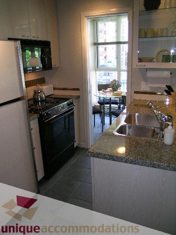 Bright kitchen with granite countertops, city view, and modern appliances. - 707 - 1068 Hornby Street, Vancouver Downtown