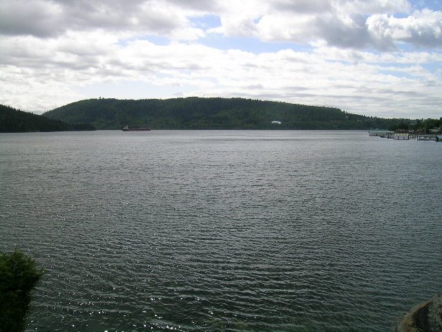 Spacious living room with a view of the lake and hills. - 4527 Stonehaven Avenue, North Vancouver
