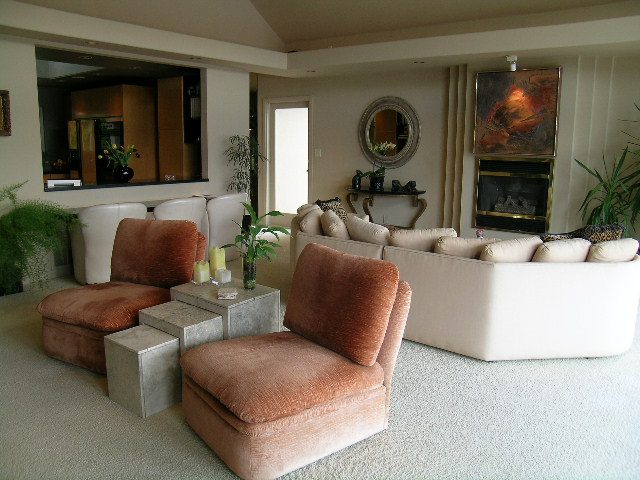 Spacious living room with plush furniture, modern decor, and a fireplace. - 4527 Stonehaven Avenue, North Vancouver