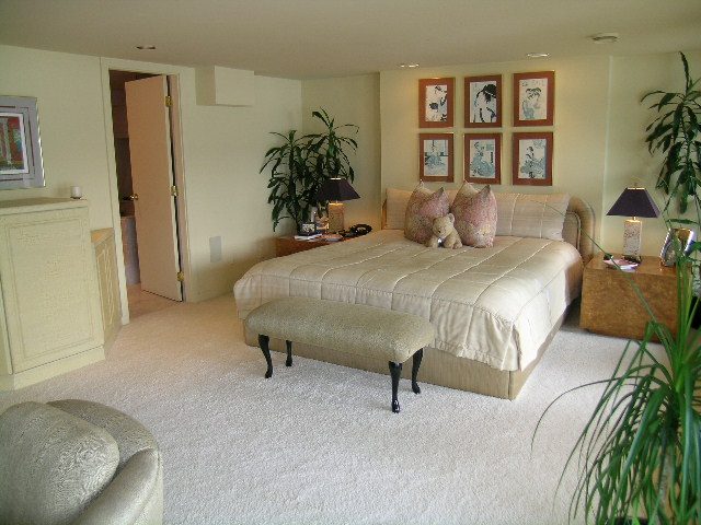 Furnished living room with cream furniture, large ottoman, and wall art. - 4527 Stonehaven Avenue, North Vancouver