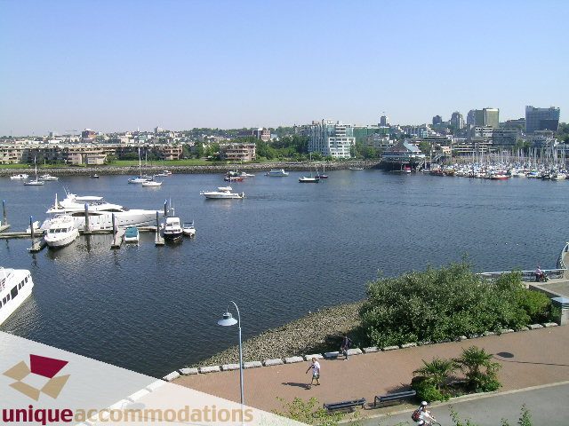 Furnished 2-bedroom + den townhouse with a stunning city view and marina access. - 322 - 1228 Marinaside Crescent, Vancouver Downtown