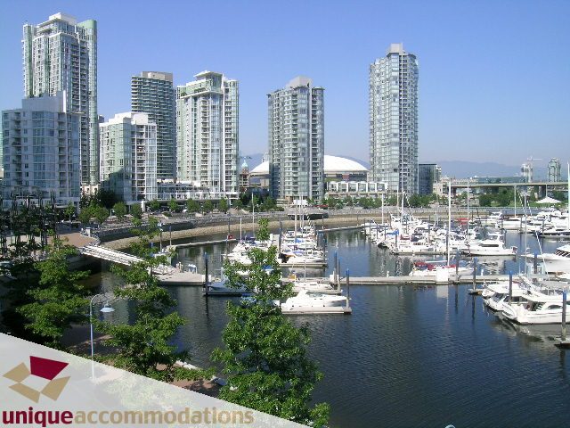 Furnished 2-bedroom + den townhouse with stunning city view and marina access. - 322 - 1228 Marinaside Crescent, Vancouver Downtown