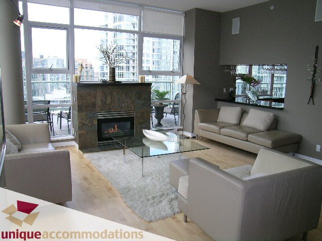 Spacious living room with city view, hardwood floors, and modern furnishings. - 2502 - 1077 Marinaside Crescent, Vancouver Downtown