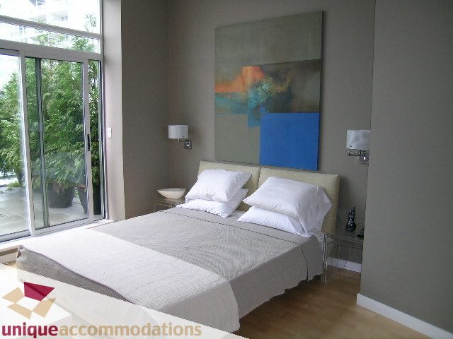 Furnished 2-bedroom + den with hardwood floors, city view, and modern decor. - 2502 - 1077 Marinaside Crescent, Vancouver Downtown