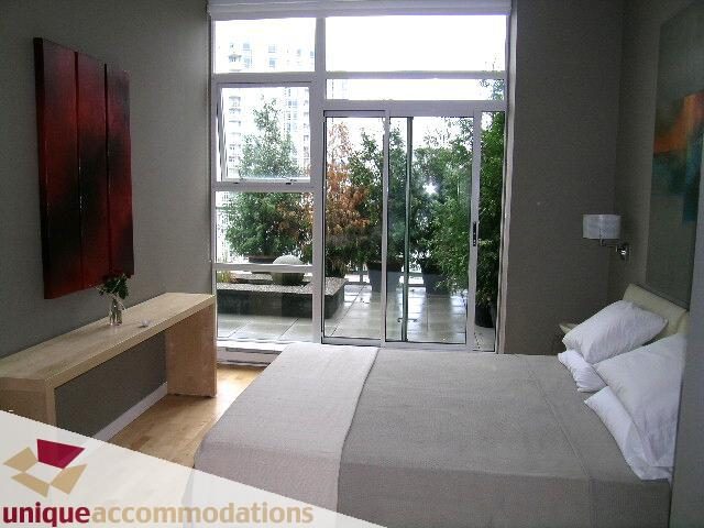 Spacious bedroom with large windows, hardwood floors, and city view. - 2502 - 1077 Marinaside Crescent, Vancouver Downtown
