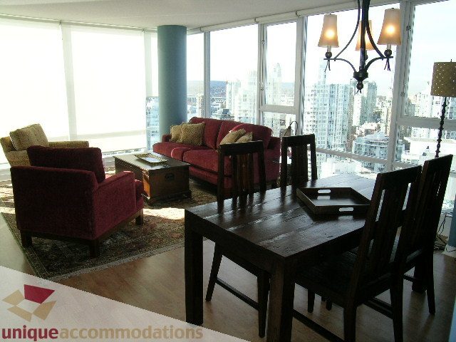 Spacious living room with city view, hardwood floors, and modern furnishings. - 3607 - 1033 Marinaside Crescent, Vancouver Downtown