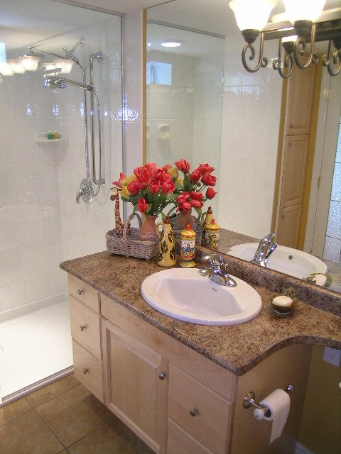 Spacious bathroom with granite countertops, modern fixtures, and a large walk-in shower. - 2679 Ottawa Ave, West Vancouver