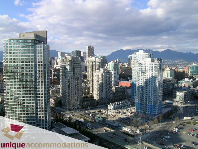 Furnished 1-bedroom + den with stunning city view, modern furnishings, and balcony access. - 3101 - 1033 Marinaside Crescent, Vancouver Downtown