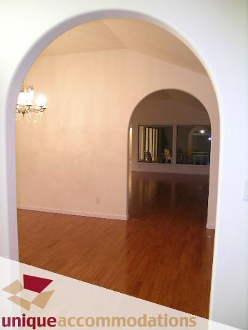 Furnished living room with arched doorway and hardwood floors. - 1416 Chartwell Drive, West Vancouver