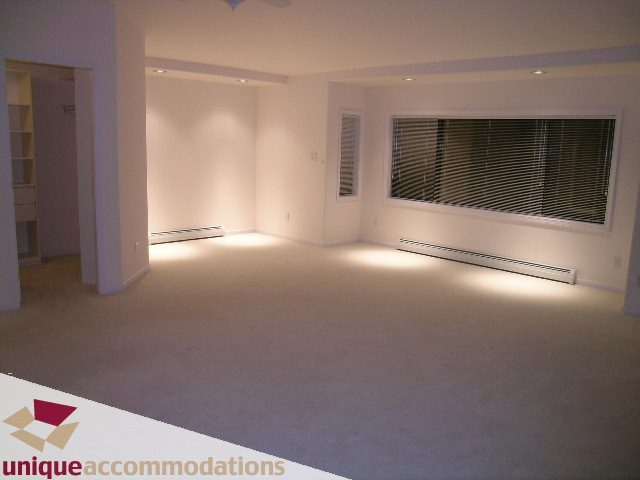 Bright living room with carpeted floors and large windows. - 1416 Chartwell Drive, West Vancouver