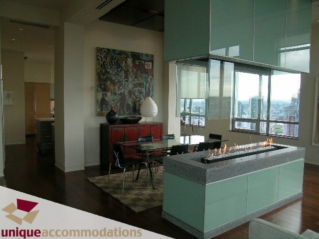 Bright kitchen with modern design, granite countertops, hardwood floors, and city view. - 2901 - 1005 Beach Avenue, Vancouver Downtown