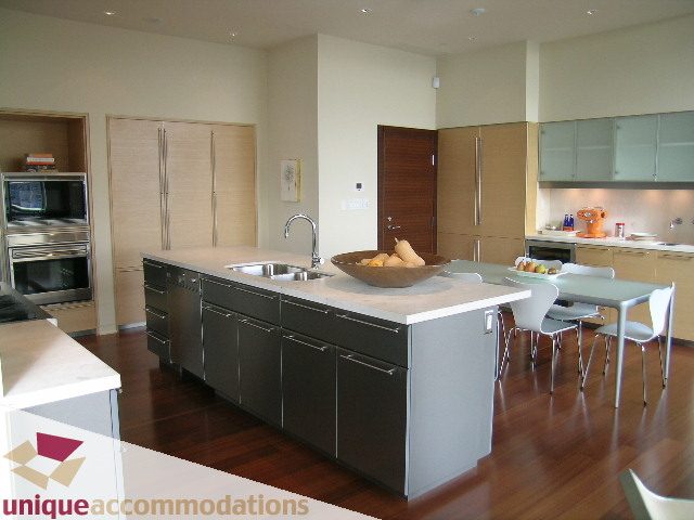 Bright kitchen with modern stainless steel appliances, granite countertops, and hardwood floors. - 2901 - 1005 Beach Avenue, Vancouver Downtown