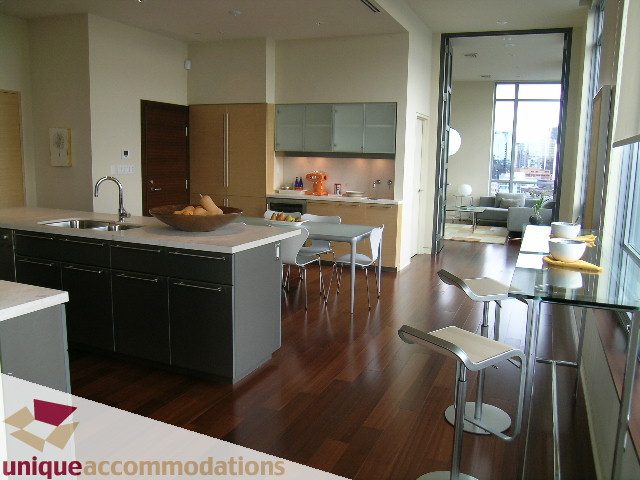 Bright kitchen with modern cabinetry, hardwood floors, and a city view. - 2901 - 1005 Beach Avenue, Vancouver Downtown