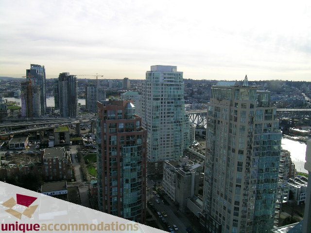 Furnished 3-bedroom + den condo with stunning city view. - 2901 - 1005 Beach Avenue, Vancouver Downtown