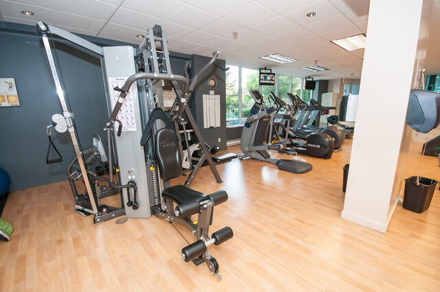 Spacious fitness room with hardwood floors and large windows, perfect for workout enthusiasts. - 2602 - 1033 Marinaside Crescent, Vancouver Downtown