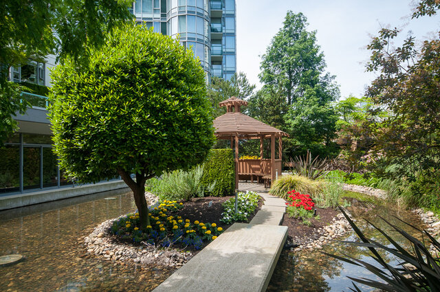 Spacious living room with a cozy gazebo and vibrant garden, perfect for relaxation. - 2602 - 1033 Marinaside Crescent, Vancouver Downtown