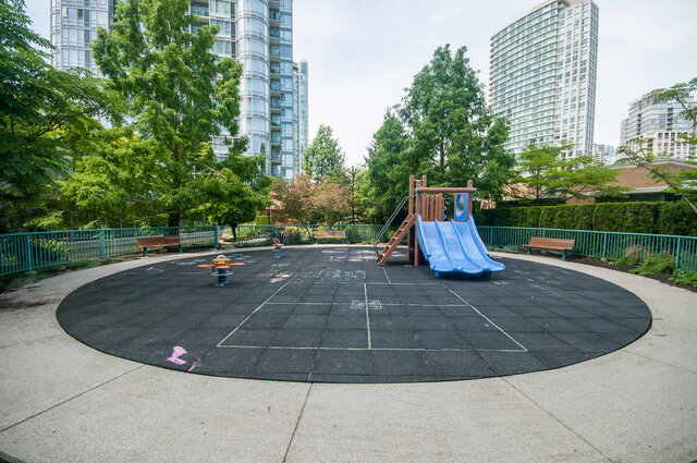 Spacious 1-bedroom condo with a private balcony offering stunning city views. - 2602 - 1033 Marinaside Crescent, Vancouver Downtown