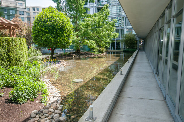 Spacious 1-bedroom condo with serene courtyard garden and water feature. - 2602 - 1033 Marinaside Crescent, Vancouver Downtown