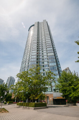 Spacious 1-bedroom condo with stunning city views and modern furnishings. - 2602 - 1033 Marinaside Crescent, Vancouver Downtown