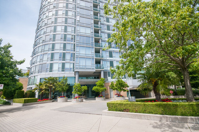 Spacious 1-bedroom condo with modern glass facade and lush green landscaping. - 2602 - 1033 Marinaside Crescent, Vancouver Downtown