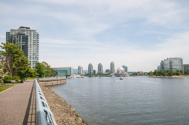 Spacious 1-bedroom condo with stunning city view and waterfront access. - 2602 - 1033 Marinaside Crescent, Vancouver Downtown