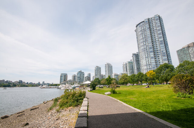 Spacious 1-bedroom condo with stunning city view and waterfront access. - 2602 - 1033 Marinaside Crescent, Vancouver Downtown