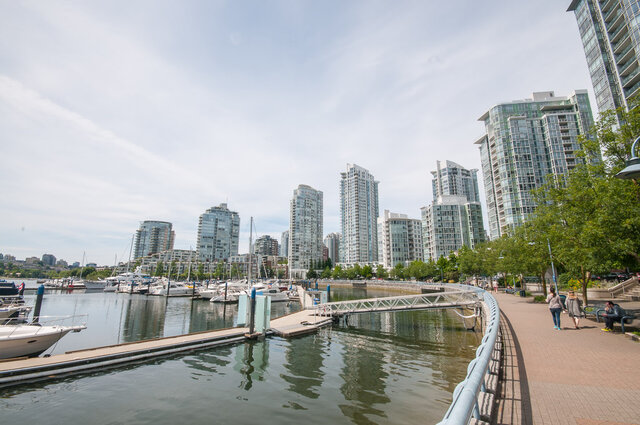 Spacious 1-bedroom condo with stunning city views and waterfront access. - 2602 - 1033 Marinaside Crescent, Vancouver Downtown