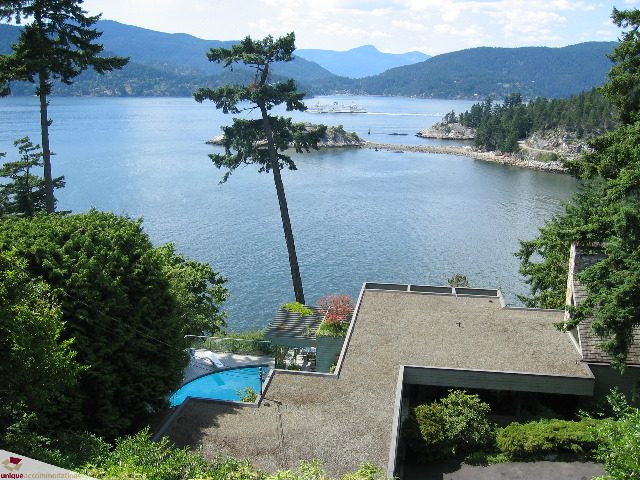 Spacious living room with a stunning view of the ocean and mountains. - 6189 Nelson Avenue, West Vancouver