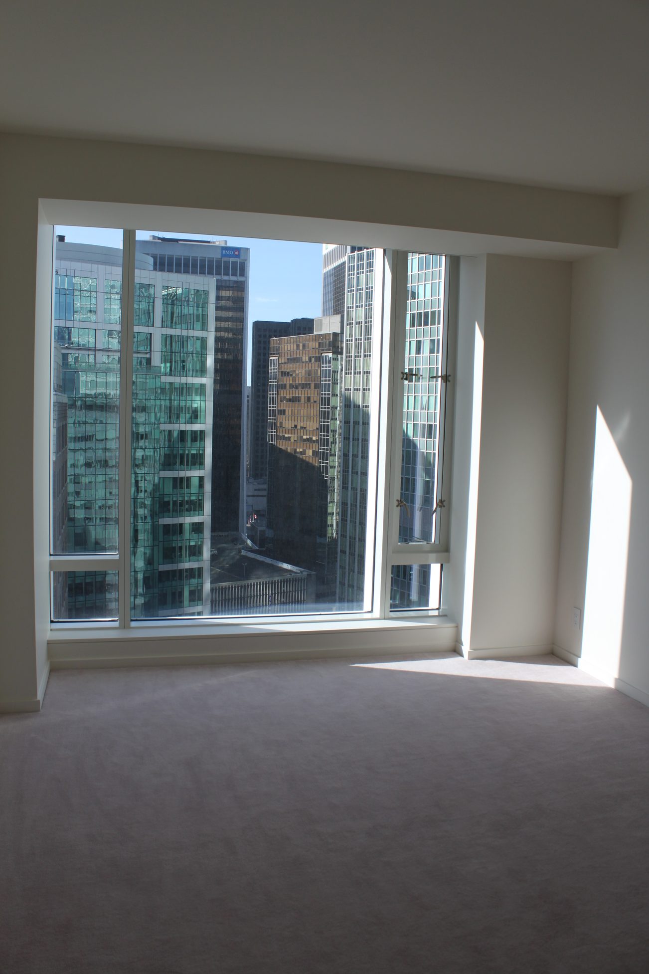 Bright living room with city view and large windows. - 884 20th Street, West Vancouver