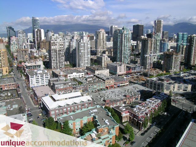 Furnished 3-bedroom + den condo with city view, modern decor, and hardwood floors. - 3601-193 Aquarius Mews, Vancouver Downtown
