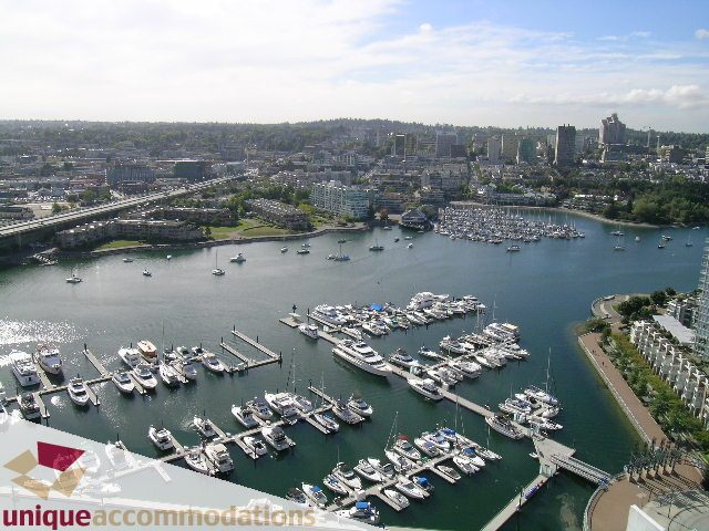 Bright kitchen with city view and waterfront access, overlooking marina and downtown skyline. - 3601-193 Aquarius Mews, Vancouver Downtown