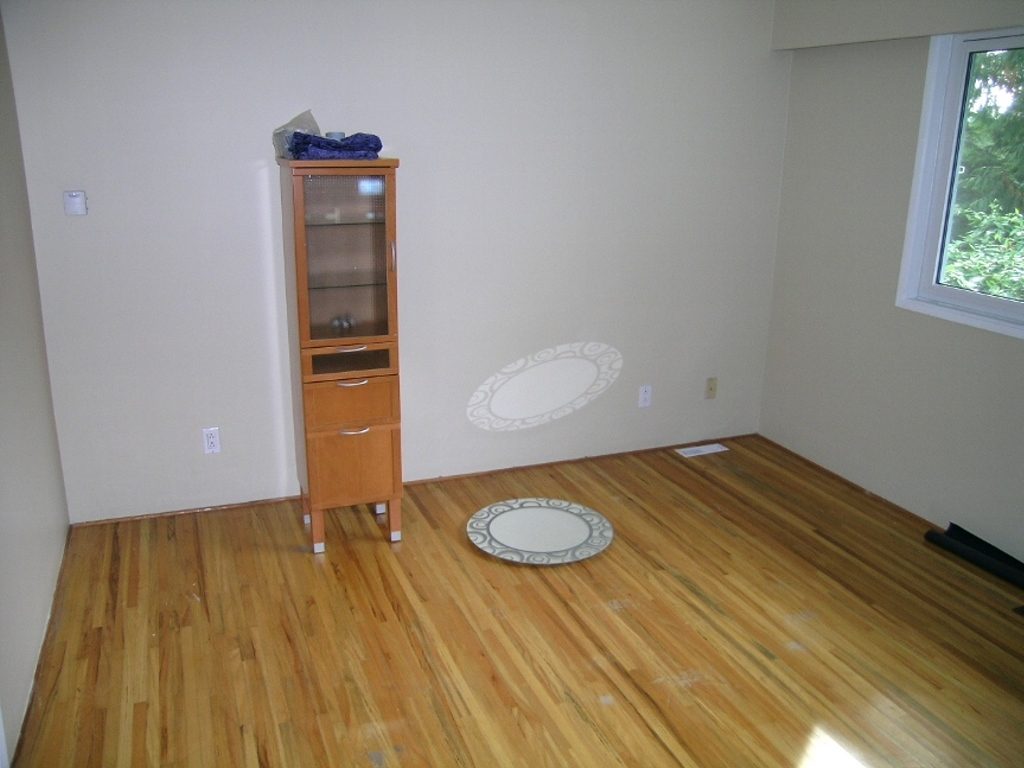 Bright living room with hardwood floors and a window view. - 2331 Hyannis Drive, North Vancouver