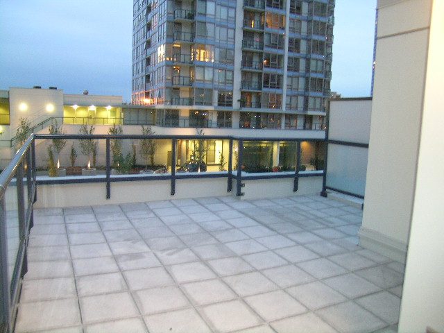 Furnished townhouse patio with tiled flooring and city view. - 930 Beatty Street, Vancouver Downtown