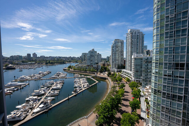 Living room with panoramic marina and downtown city views. - 1703-1067 Marinaside Crescent, Vancouver Downtown