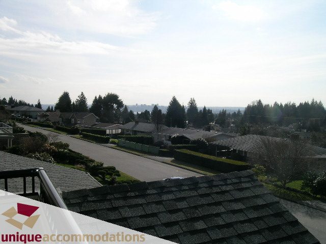 Bright living room with city view and large windows. - 4330 Canterbury Crescent, North Vancouver