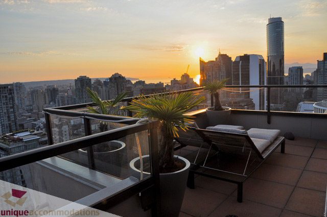 Spacious living room with a stunning city view and modern furnishings. - PH1 - 969 Richards Street, Vancouver Downtown